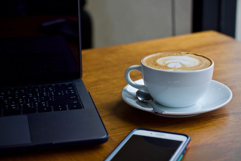 mujer tomando café